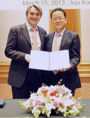 Professor Brandani and Dr Sang-Do Park, Director of KCRC